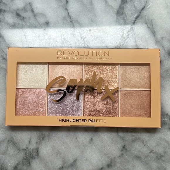 Makeup Revolution Soph X  highlighter palette - Picture 1 of 3